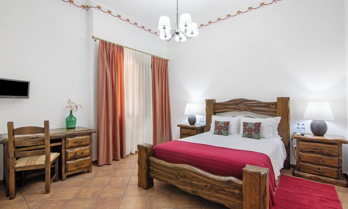 Espirito Santo Apartamento | Habitación 'Quarto Vermelho - Vista Pátio' con piscina compartida, Wi-Fi y aire acondicionado.