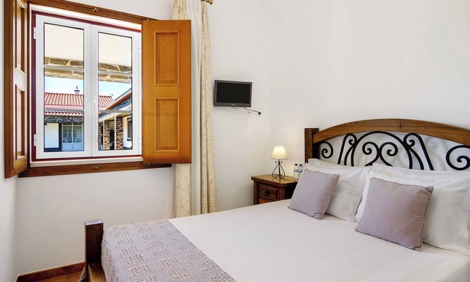 Espirito Santo Apartamento | Habitación 'Quarto Roxo - Vista Pátio' con piscina compartida, Wi-Fi y aire acondicionado.