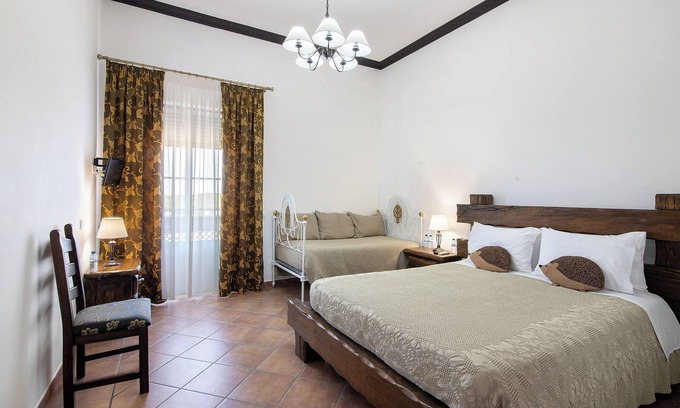 Espirito Santo Apartamento | Habitación 'Quarto Castanho-Vista Campo-C Pátio' con Piscina Compartida, Wi-Fi y Aire Acondicionado