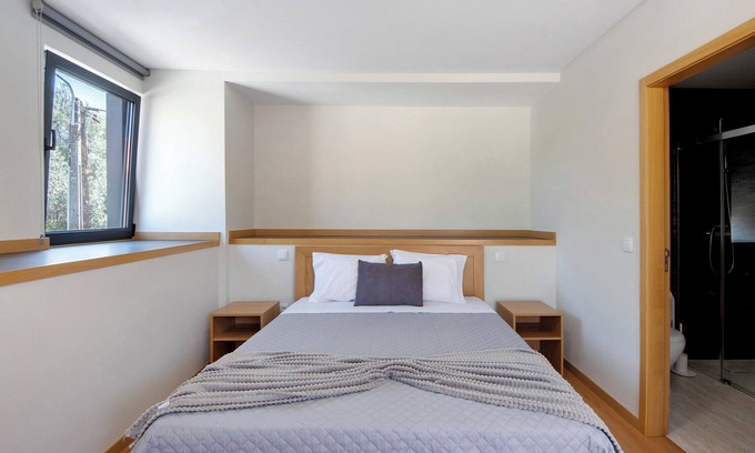 Rossas Apartamento | Habitación 'Quarto 4' con vistas a la montaña, Wi-Fi y aire acondicionado.