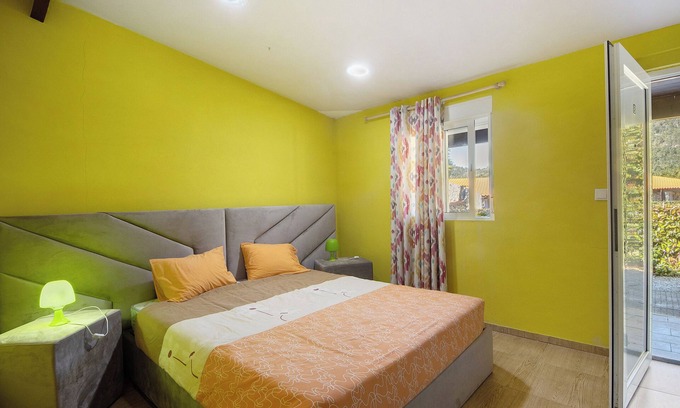 Armamar Apartamento | Habitación 'Quarto 8 - Gojim Casa Rural' con vistas a la montaña, piscina compartida y Wi-Fi