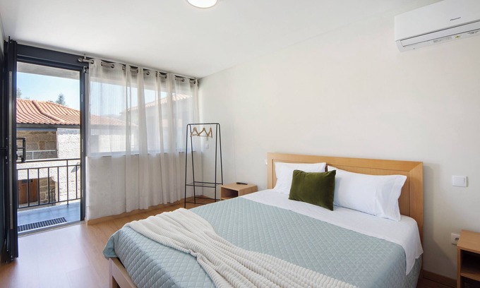 Rossas Apartamento | Habitación 'Quarto 8' con vistas a la montaña, Wi-Fi y aire acondicionado.
