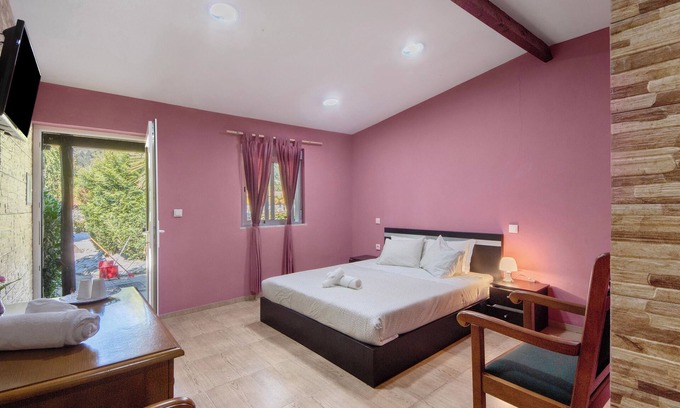 Armamar Apartamento | Habitación 'Quarto 9 - Gojim Casa Rural' con vistas a la montaña, piscina compartida y Wi-Fi