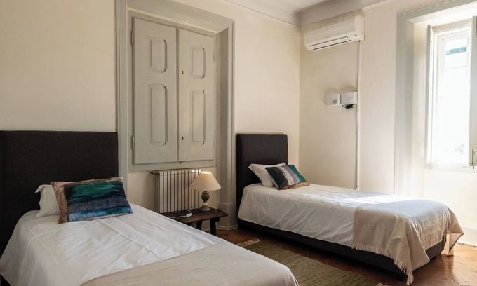 Cabeco de Vide Apartamento | Habitación 'Quarto Twin Com Casa De Banho Privativa 2' con piscina compartida y aire acondicionado