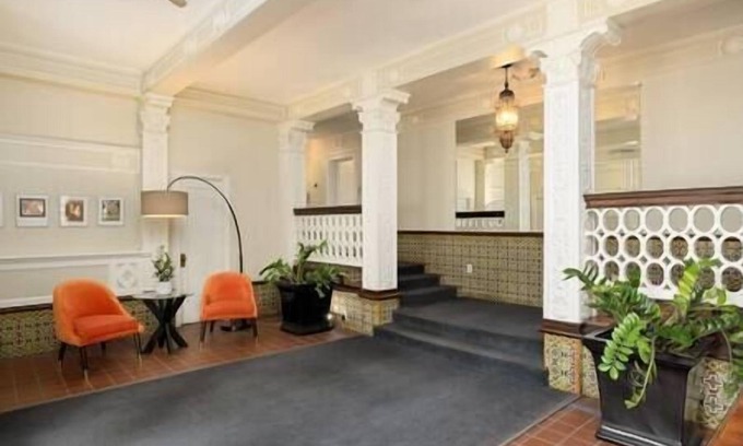 Country Club Plaza Area Apartamento | Room & Roam | Country Club Plaza | Historic Studio
