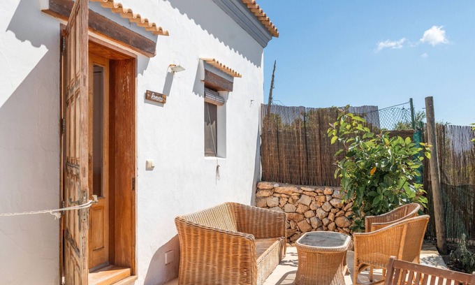 Sant Carles de Peralta Apartamento | Habitación 'Romero' con vistas a la montaña, Wi-Fi y aire acondicionado.