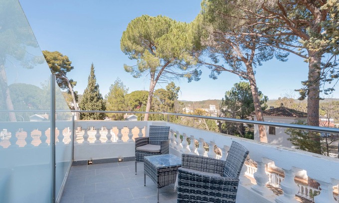 Navajas Apartamento | Habitación 'Rosa' con vistas a la montaña, Wi-Fi y aire acondicionado