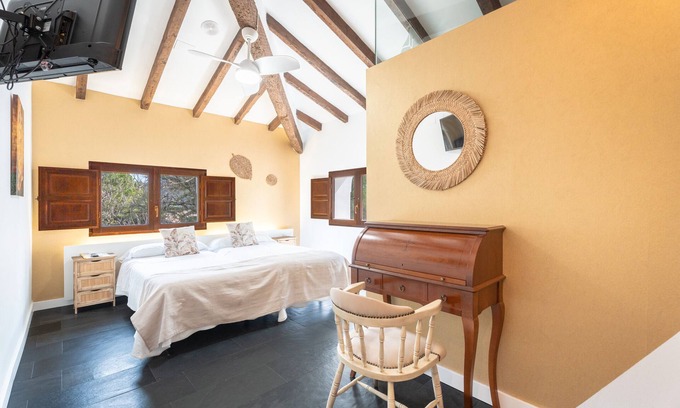 Navajas Apartamento | Habitación 'Sol' con vistas a la montaña, Wi-Fi y aire acondicionado