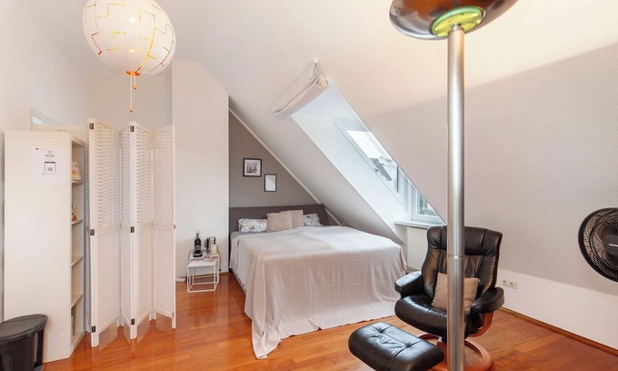 Bad Soden am Taunus Casa | Room 'Taunus-Zimmer Skyline-Blick' with Wi-Fi