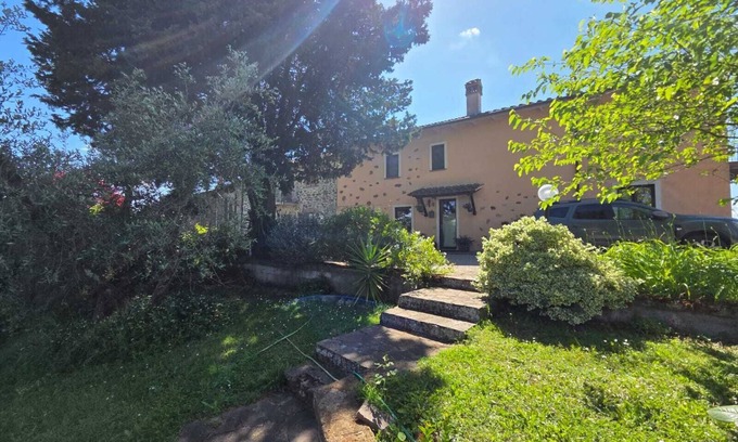 Orvieto Cama Y Desayuno | Habitación '"Tra Gli Ulivi E Il Panorama"' con vistas a la montaña, jardín privado y Wi-Fi