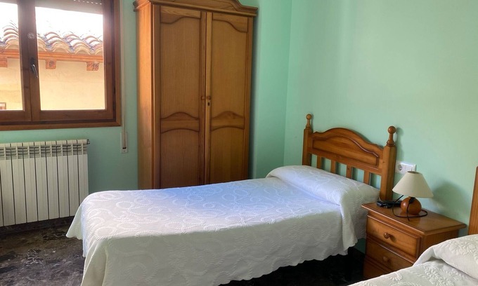 Villarluengo Apartamento | Habitación 'Twin Con Ventana' con Wi-Fi
