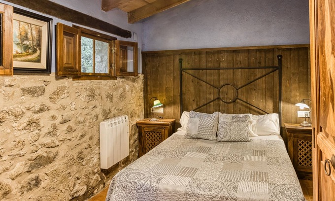 Montagut Apartamento | Habitación 'Ull De Llebre' con vistas a la montaña, piscina compartida y terraza compartida