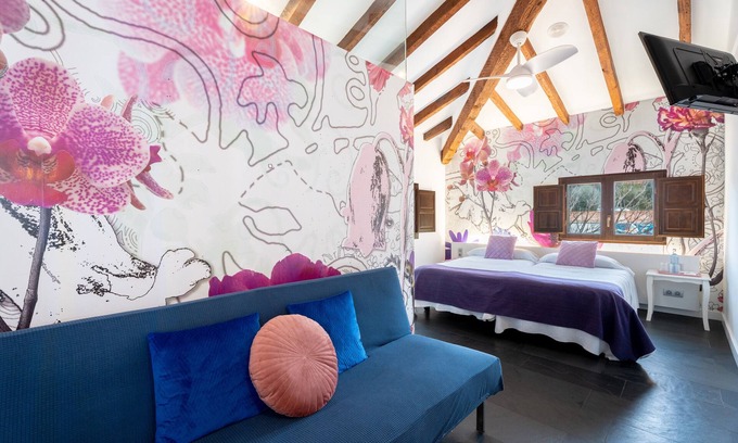 Navajas Apartamento | Habitación 'Violeta' con vistas a la montaña, Wi-Fi y aire acondicionado.