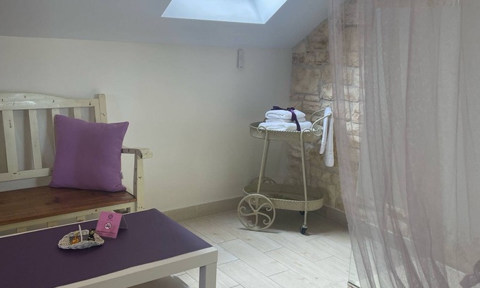 Marina de Cudeyo Apartamento | Habitación 'Violeta' con vistas a la montaña, terraza compartida y Wi-Fi