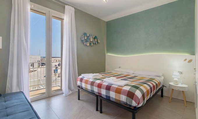 Mola di Bari Apartamento | Habitación 'Vista Mare - Pesce' con terraza compartida, Wi-Fi y aire acondicionado.