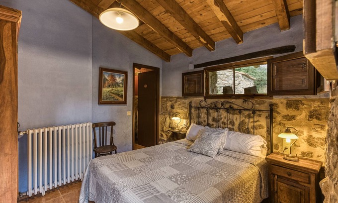 Montagut Apartamento | Habitación 'Viura' con vistas a la montaña, piscina compartida y terraza compartida