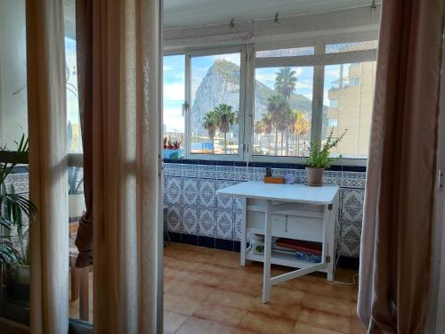 La Línea de la Concepción Casa | Room with private bathroom in shared apartment 50m from Gibraltar
