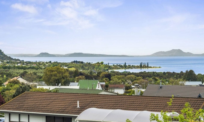 Omori Casa | ROOM WITH A VIEW - OMORI HOLIDAY HOME, family friendly in Omori