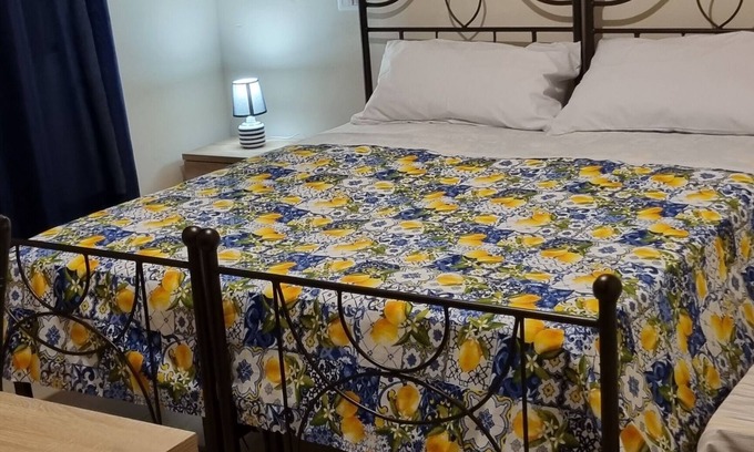 Palmi Complejo | Room with breakfast included in cottage Holiday home in Palmi Pietrenere.