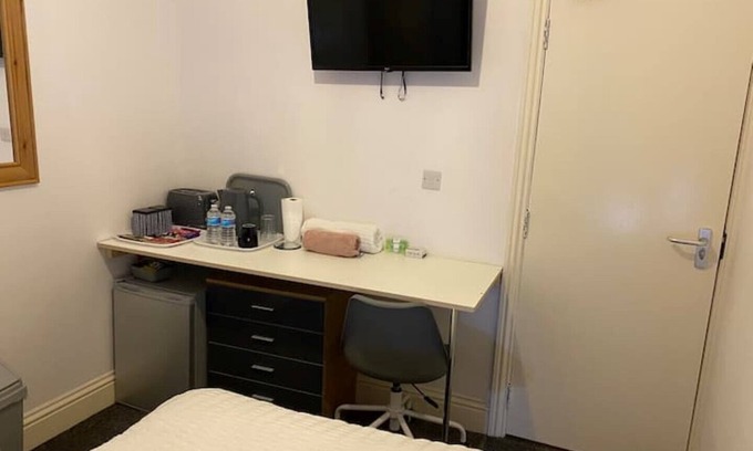 Manchester Casa | Room with en-suite bathroom