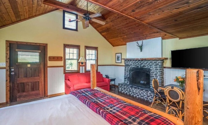Downtown Cannon Beach Hotel | Room with Full Kitchen at Cannon Beach Hotel Collection! Beach Access