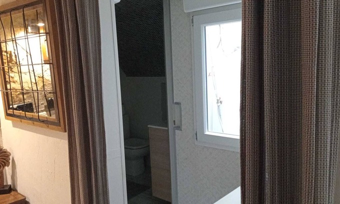 Nou Barris Casa | Room with private bathroom 3