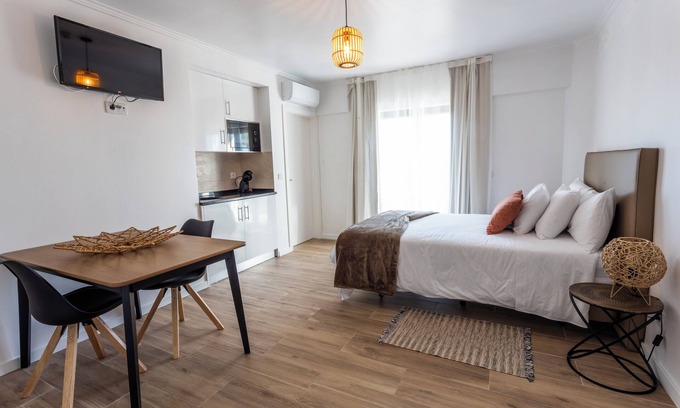 Castelo Apartamento | Room with private bathroom and balcony with nature view in Casa das Vinhas, Sesimbra