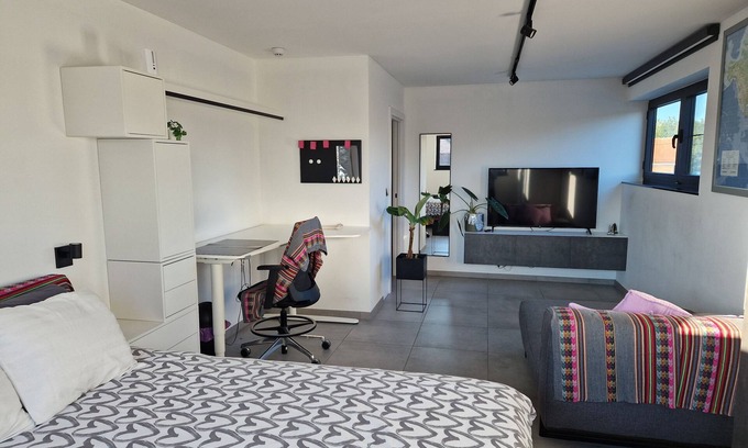 Baal Casa | Room with private bathroom, garden and modern amenities in a beautiful area.