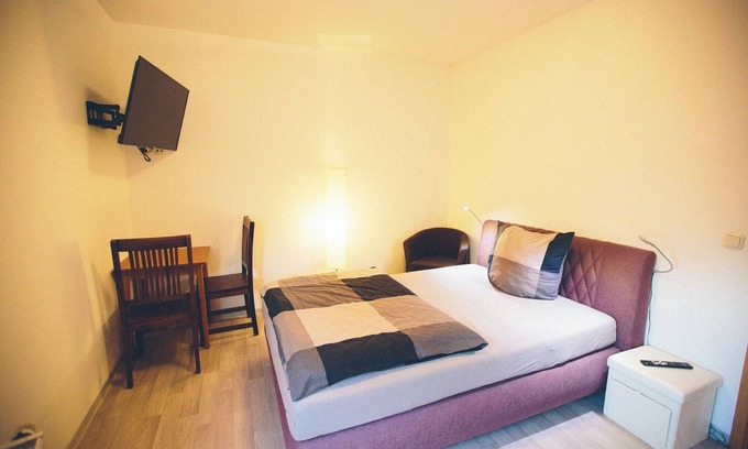 Schwarza Apartamento | Room with queen size bed and bathroom, tv, Netflix, wifi