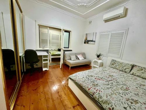 Brighton-le-Sands Casa | Rooms in a shared house next to a scenic and lively beach