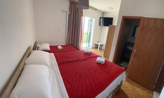 Drvenik Apartamento | Rooms with shared kitchen "Milica"