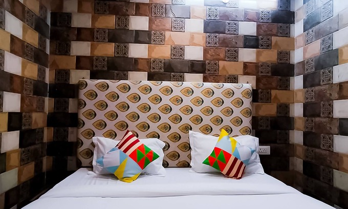 New Delhi Hotel | Roomshala 122 Hotel park view