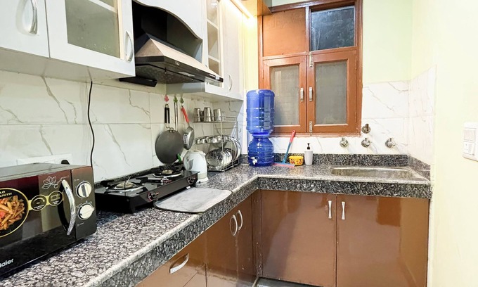 South West Apartamento | Roomshala 177 Homestay Thehrav