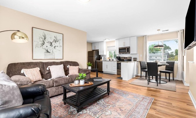 Roseville Apartamento | Roomy 1BR Upper Flat in the Heart of Roseville