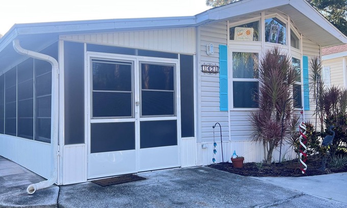 Braden River Casa | Roomy 2 Bed home in Sarasota Resort; near Siesta Key Beach! Includes golf cart.