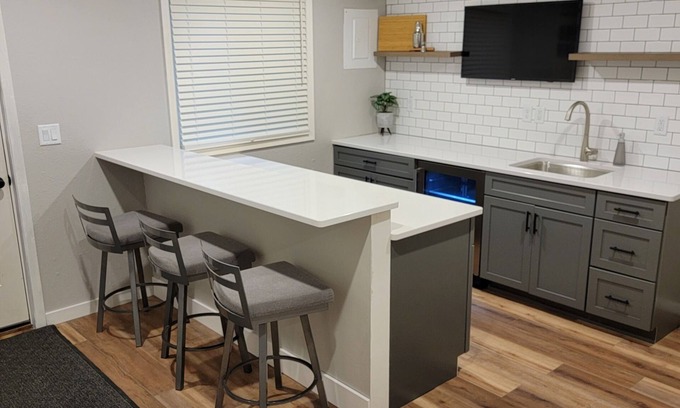Coralville Casa | Roomy 3 Story Duplex Close To Mall, Restaurants, UI Hospital and Sport Arenas
