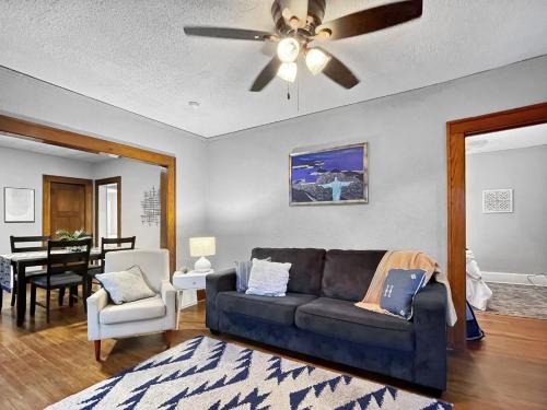 Des Moines Casa | Roomy 4br By Drake Sleeps 13 Huge Yard