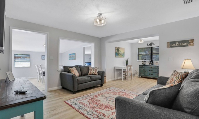 Orange Park Casa | Roomy 5/2 in Orange Park