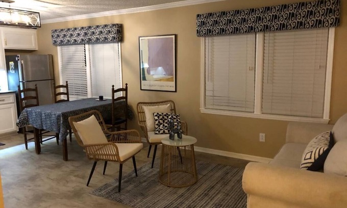 Harbison Apartamento | ROOMY APARTMENT IN QUIET NEIGHBORHOOD CLOSE TO EVERYTHING!