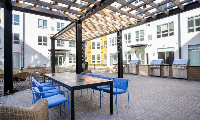 Arlington Heights Apartamento | Roomy Arlington Heights 2BR w/ Gym & W/D, near I-90, by Blueground