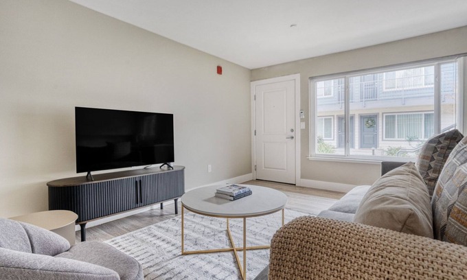 Campbell Apartamento | Roomy Campbell 1BR w/ Gym, Pool & Hot Tub, walk to WF & TJ, by Blueground