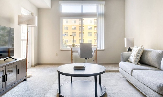 Dublin Apartamento | Roomy Dublin 1BR w/ Gym, Lounge & Pool, steps to BART, by Blueground