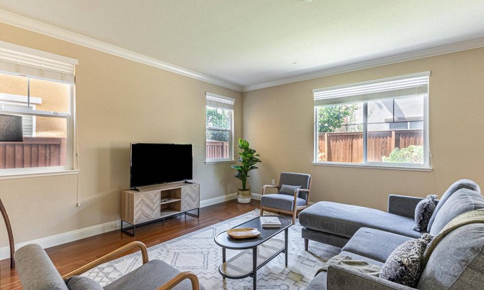 Dublin Casa | Roomy Dublin 5BR w/ Backyard, Groceries, Park & Playground, by Blueground