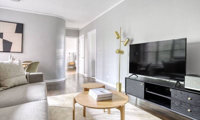 Evanston Apartamento | Roomy Evanston 2BR w/ W/D, 1 mile to Northwestern campus, by Blueground