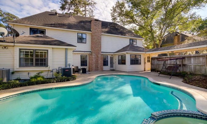 Houston Casa | Roomy Houston Rental with Home Office and Private Pool