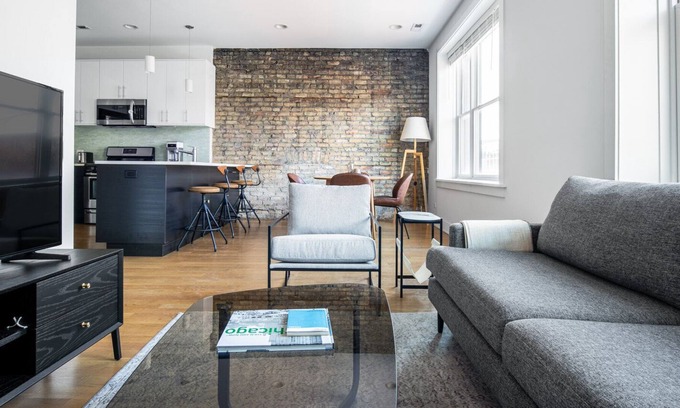 Wrigleyville Apartamento | Roomy Lakeview 2BR, walk to L, near Wrigley Field by Blueground