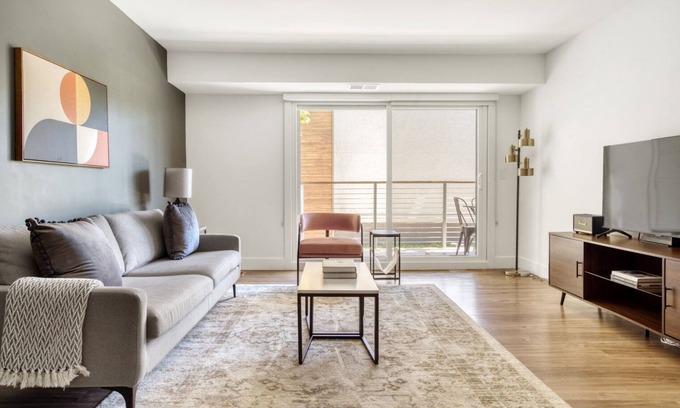 Sharon Heights Apartamento | Roomy Menlo Park 2BR w/ Pool, W/D, Gym, near 82, 101, 280, by Blueground