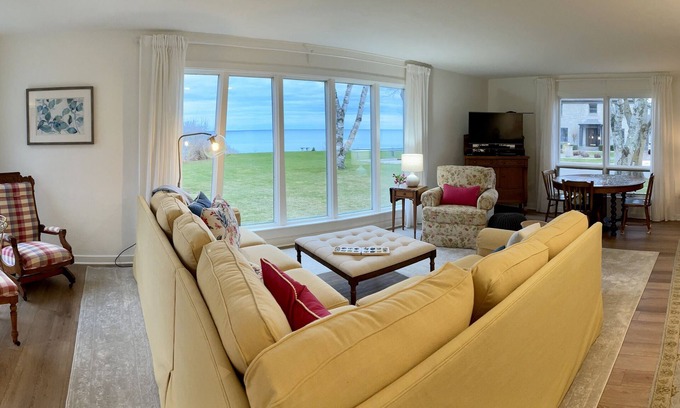 Kewaunee Casa | Roomy Quiet Home Overlooking Lake Michigan