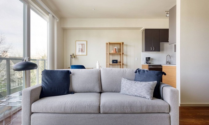Downtown Apartamento | Roomy Redmond 1BR w/ Gym, W/D & Courtyard, near buses, by Blueground