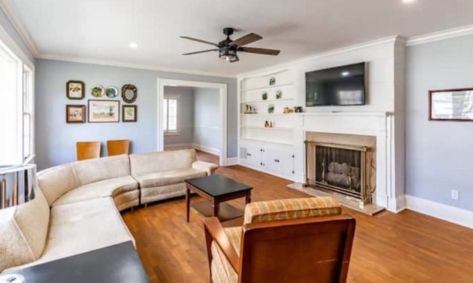 Fort Payne Casa | Roomy Retreat close to parks, camps, camping. Walk to quaint shops & VFW.